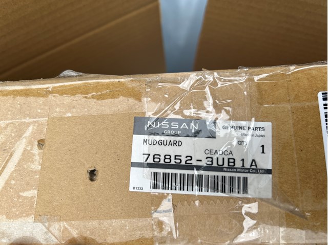Молдинг арки крила переднього, правий 768523UB1A NISSAN