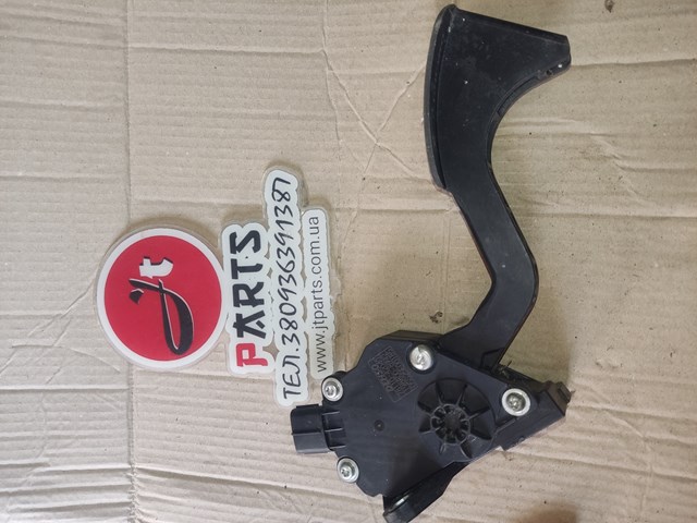 Підаль газу Toyota RAV4 IV