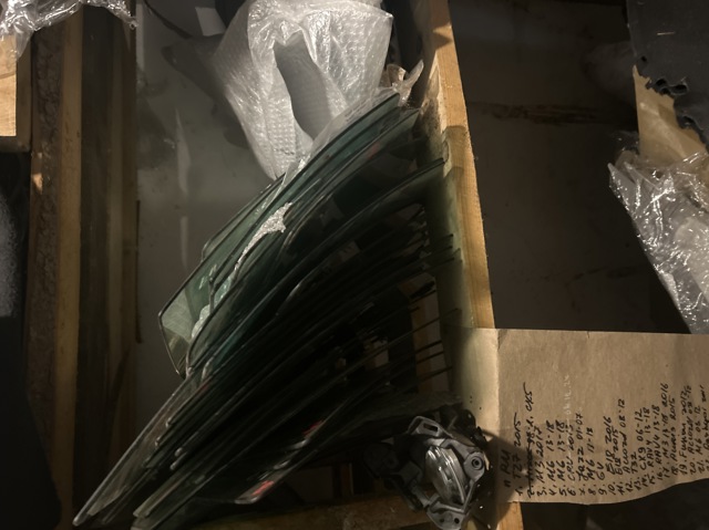Скло передньої правої двері 803004CA0A NISSAN