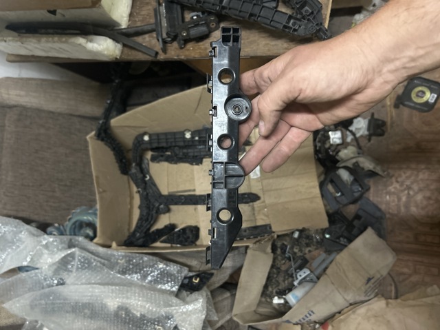 Ліве кріплення заднього бампера 852214GA0A NISSAN