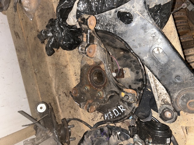 Цапфа поворотна права B45A33021 MAZDA