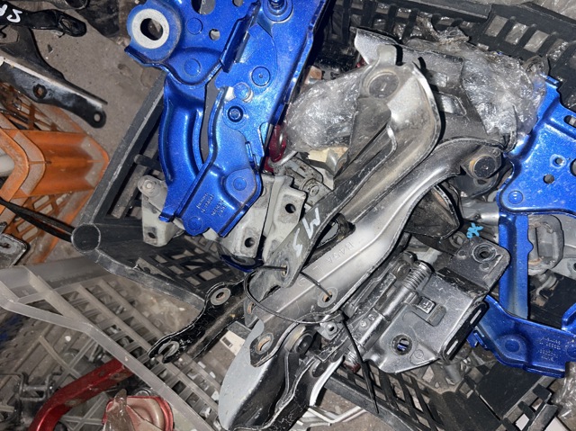 Завіс капота, правий B45A52410A MAZDA