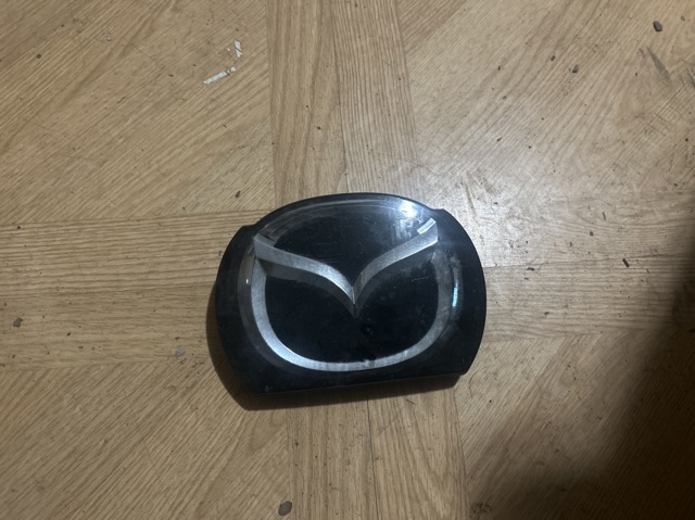 Емблема решітки радіатора B45F51731 MAZDA