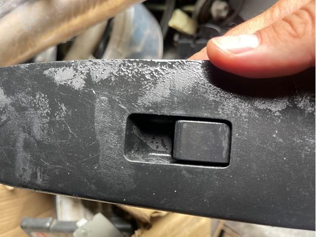 Кнопка підйомника переднього правого скла BBM266370 MAZDA