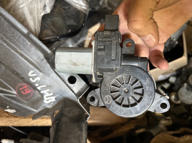 Двигун стеклопод'емника двері задньої, лівої BHP15958X MAZDA