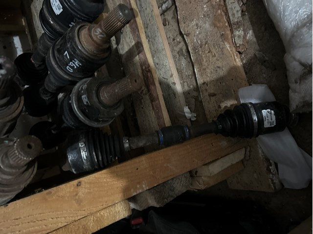 Піввісь передня, права FG0525500D MAZDA