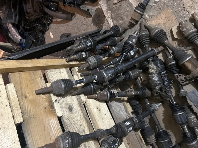 Привід правий GD782550XC MAZDA