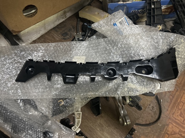 Кронштейн бампера заднього, правий GJR9502H1 MAZDA