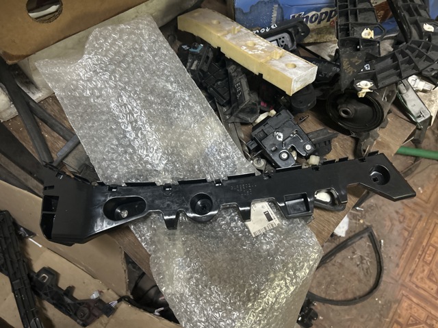 Ліве кріплення заднього бампера GJR9502J1 MAZDA