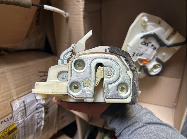 Замок водійських дверей GJR959310E MAZDA