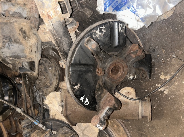 Кулак поворотний передній правий L20633020 MAZDA