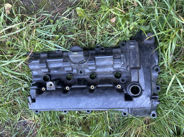 Кришка двигуна PE0210210 MAZDA