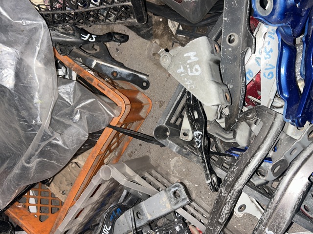 Завіс капота, лівий TD1152420B MAZDA