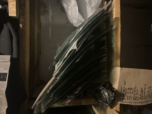 Скло передньої правої двері TD1158510 MAZDA
