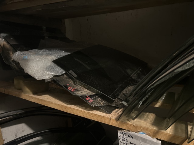 Скло задніх дверей, правих TD1172510 MAZDA