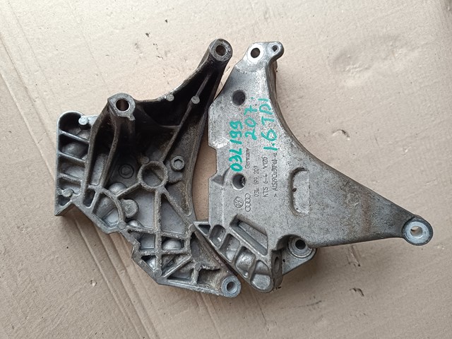 Кронштейн подушки (опори) двигуна, правої 03L199207 VAG