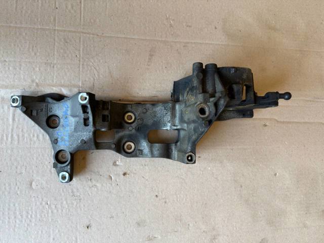 Кронштейн кріплення генератора 04L903143D VAG