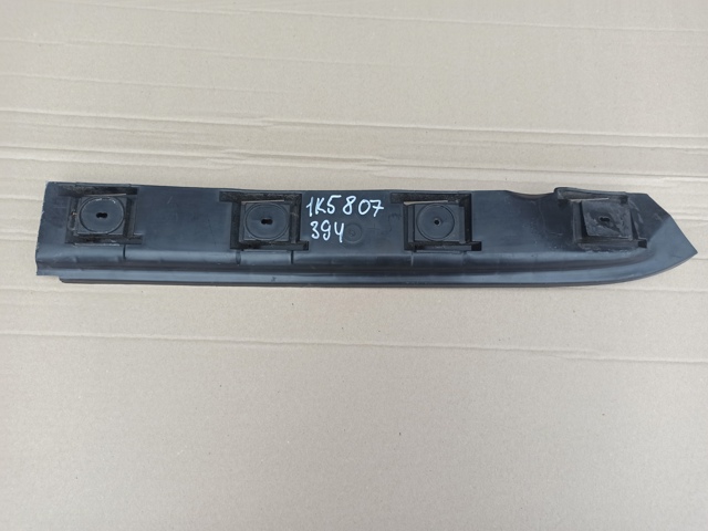 Напрямна заднього бампера, права 1K5807394 VAG