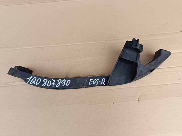 Кронштейн бампера переднього, правий 1Q0807890 VAG