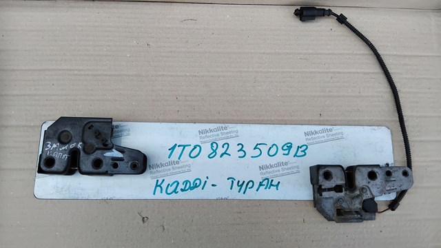 Запор капота (замок і привід замка капота) 1T0823509B VAG