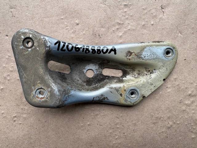 Кронштейн кріплення крила переднього правого, передній 1Z0810680A VAG