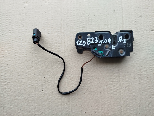 Замок кришки капота 1Z0823509F VAG
