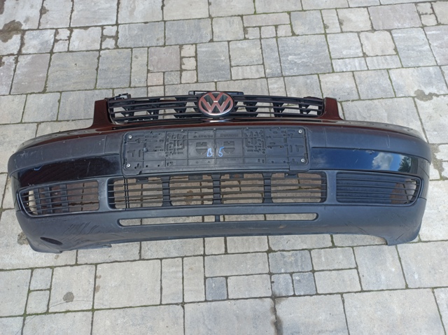 Бампер передній в зборі 3B0807231 VAG