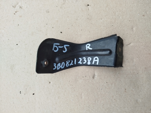 Кронштейн кріплення крила переднього правого, передній 3B0821238A VAG