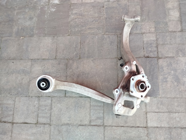 Цапфа поворотна права 4M0407560 VAG