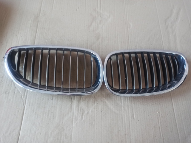 Решітка радіатора права 51137027062 BMW