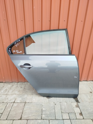 Двері пасажирські задні праві 5C6833056A VAG