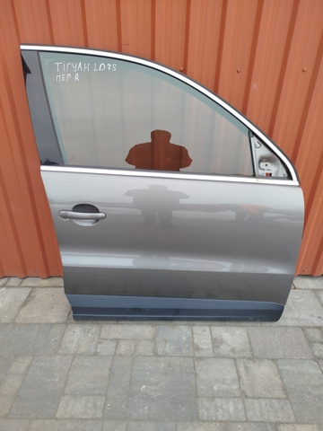 Дверка передня права 5N0831056B VAG