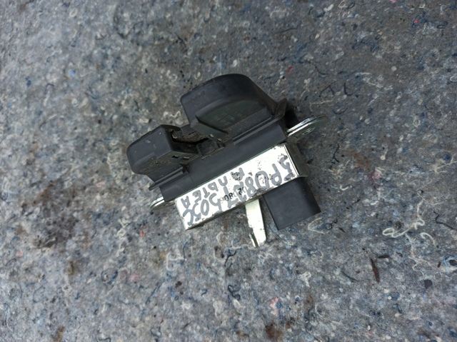 Замок дверей багажника 5P0827505C VAG