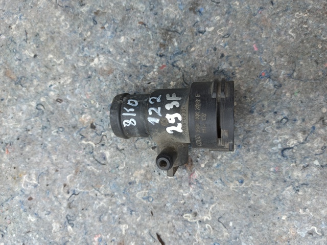 Водяний патрубок 8K0122293F VAG