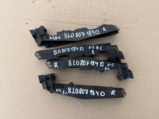 Кронштейн кріплення бампера переднього правий 8L0807184D VAG