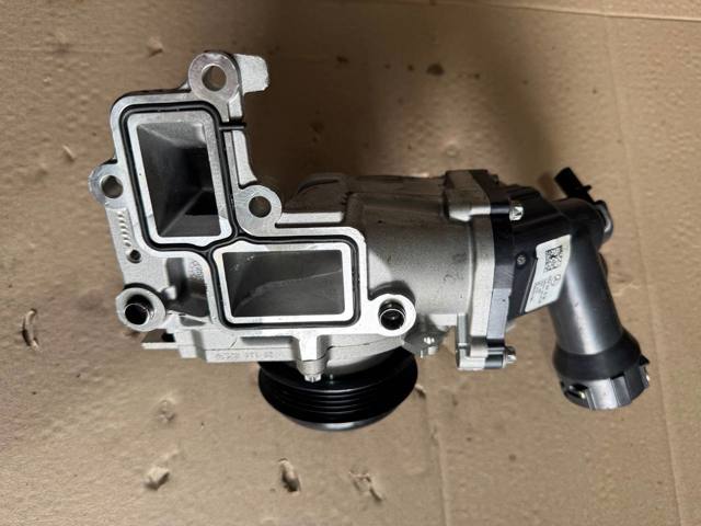 Помпа водяна, (насос) охолодження, в зборі з корпусом A6542007800 MERCEDES