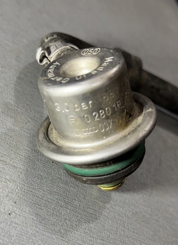 Регулятор тиску палива в паливній рейці Volkswagen Golf 3