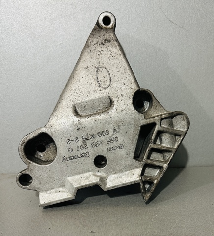 Кронштейн подушки (опори) двигуна, передньої 06F199207Q VAG