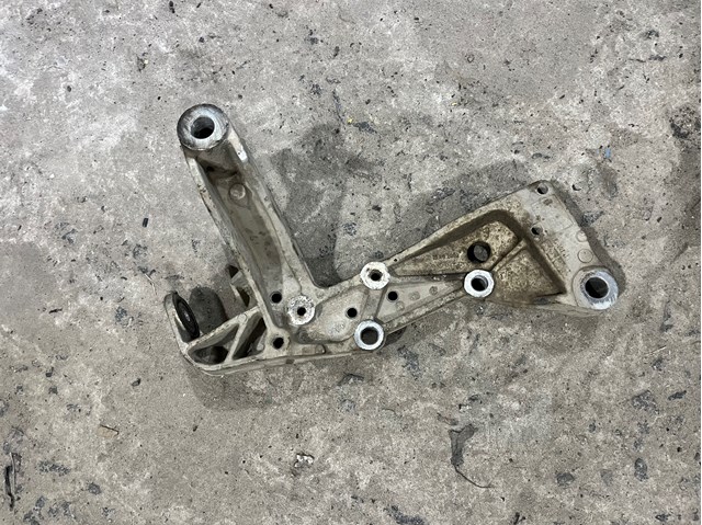 Кронштейн передньої балки 1K0199296F VAG