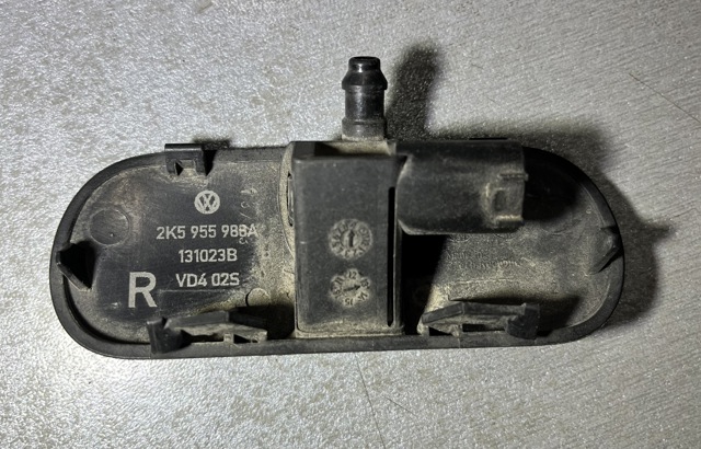 Форсунка омивача скла лобового, права 2K5955988A VAG