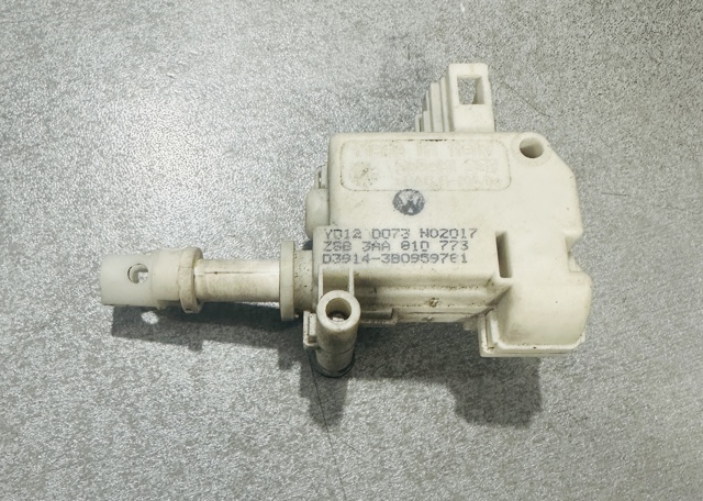 Мотор-привід відкриття лючка бака 3AA810773 VAG