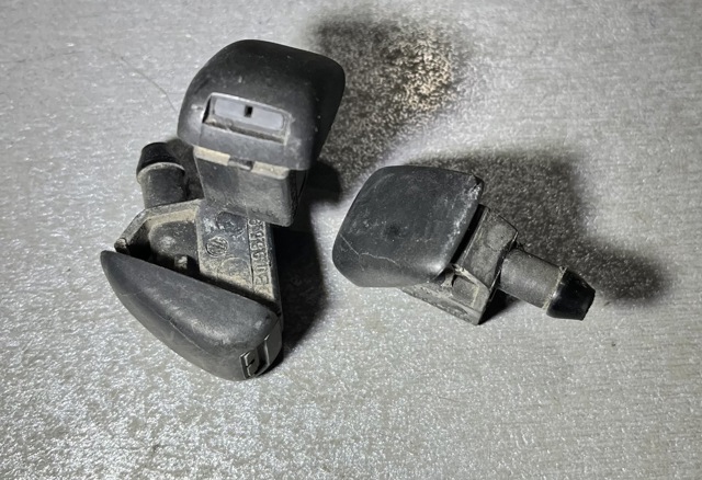 Сопло склоомивача вітрового скла Volkswagen Vento