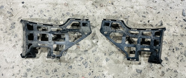 Кронштейн бампера переднього, лівий 3T0807055 VAG