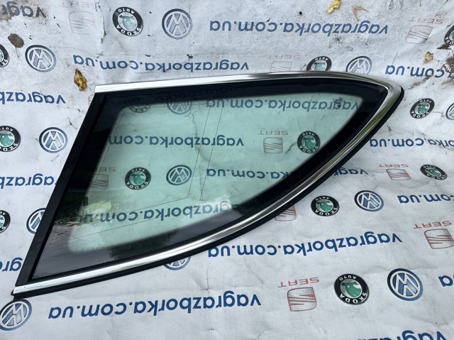 Скло багажного відсіку, праве 3T9845298K VAG