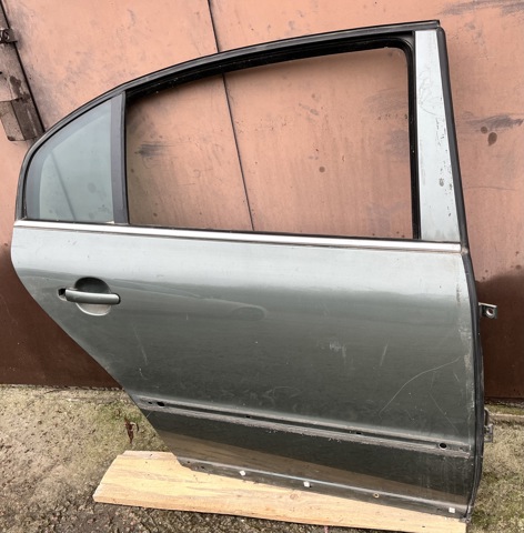 Двері пасажирські задні праві 3U5833052B VAG