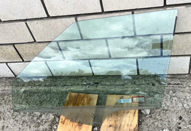 Скло водійських дверей 5J0845021E VAG