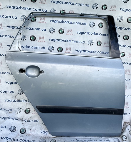 Двері пасажирські задні праві 5J9833056 VAG