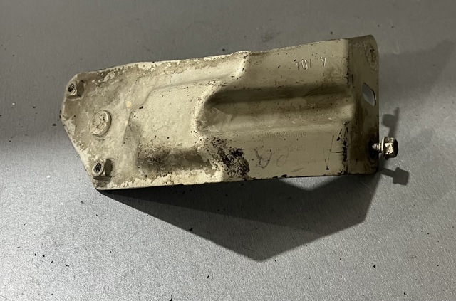 Кронштейн кріплення крила переднього правого, передній 5P0821136 VAG