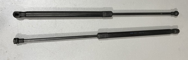 Амортизатор кришки багажника 5P0827550A VAG