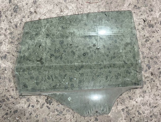 Скло задньої двері правої 5P0845026 VAG